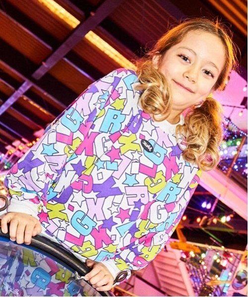 X-girl Stages(エックスガールステージス)の「ロゴ総柄トレーナー(スウェット・キッズ・オフホワイト/ブラック・80cm/90cm/100cm/110cm/120cm/130cm/140cm)」の2枚目の写真