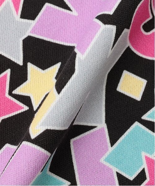 X-girl Stages(エックスガールステージス)の「ロゴ総柄トレーナー(スウェット・キッズ・オフホワイト/ブラック・80cm/90cm/100cm/110cm/120cm/130cm/140cm)」の9枚目の写真