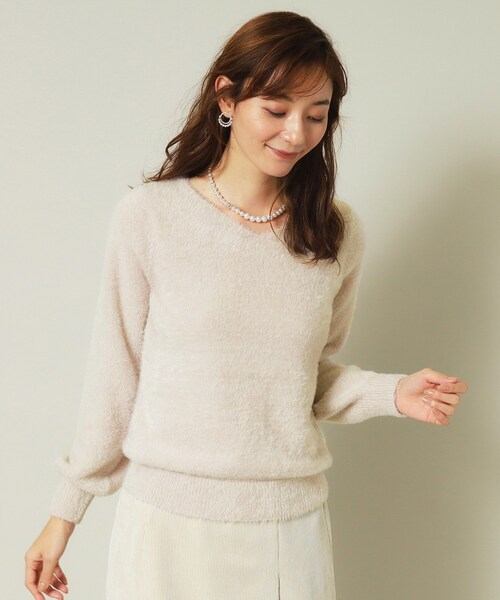 ITS'DEMO（イッツデモ）の「◆【手洗い可】フェザーVネックニット（ニット/セーター・レディース・オフホワイト/チャコールグレー/サックスブルー/ピンク/ベージュ・00）」の3枚目の写真