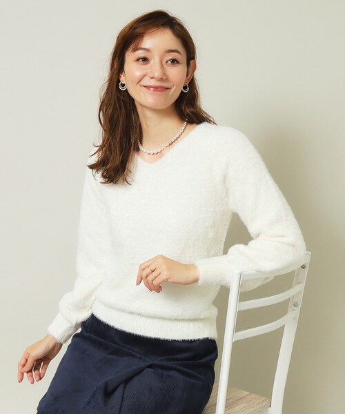 ITS'DEMO（イッツデモ）の「◆【手洗い可】フェザーVネックニット（ニット/セーター・レディース・オフホワイト/チャコールグレー/サックスブルー/ピンク/ベージュ・00）」の2枚目の写真