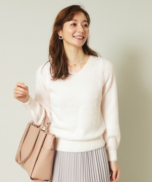 ITS'DEMO（イッツデモ）の「◆【手洗い可】フェザーVネックニット（ニット/セーター・レディース・オフホワイト/チャコールグレー/サックスブルー/ピンク/ベージュ・00）」の5枚目の写真