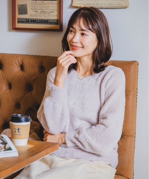 ITS'DEMO（イッツデモ）の「◆【手洗い可】フェザーVネックニット（ニット/セーター・レディース・オフホワイト/チャコールグレー/サックスブルー/ピンク/ベージュ・00）」の6枚目の写真