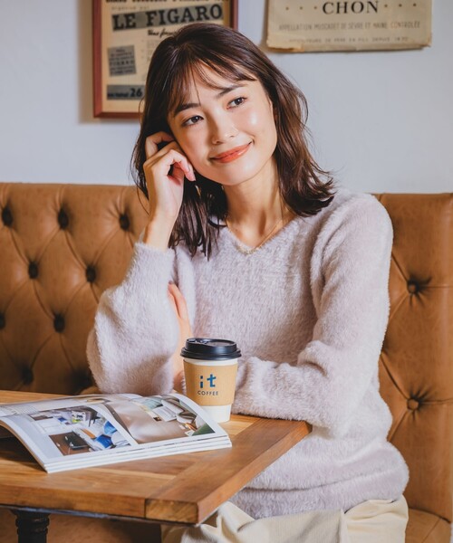 ITS'DEMO（イッツデモ）の「◆【手洗い可】フェザーVネックニット（ニット/セーター・レディース・オフホワイト/チャコールグレー/サックスブルー/ピンク/ベージュ・00）」の7枚目の写真