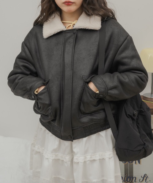 Birthday room(バースデイルーム)の「襟ボアレザージャケット / boa liner fake leather blouson(ブルゾン・レディース・ブラック/ベージュ・FREE)」の2枚目の写真