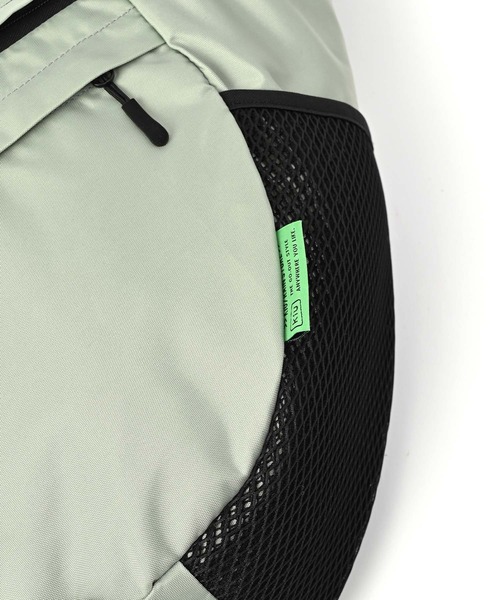 KiU（キウ）の「キウ ワンショルダーバッグ(11L)（バックパック/リュック・メンズ・ブラック/イエロー/グレー/ブラウン・FREE）」の11枚目の写真