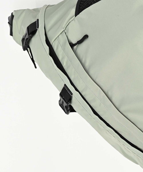 KiU（キウ）の「キウ ワンショルダーバッグ(11L)（バックパック/リュック・メンズ・ブラック/イエロー/グレー/ブラウン・FREE）」の12枚目の写真