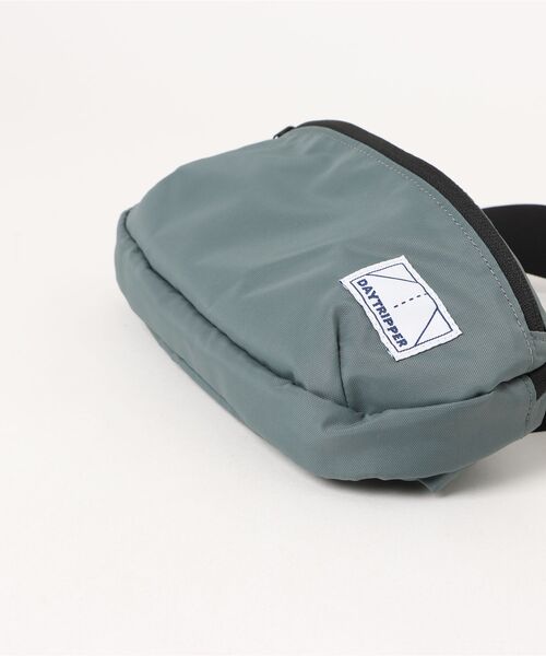 DAYTRIPPER(デイトリッパー)の「GO OUT掲載モデル【DAYTRIPPER】STAND BY BAG ボディバッグ(ボディバッグ/ウエストポーチ・レディース・ダークグレー/ブラック・ONE SIZE)」の4枚目の写真