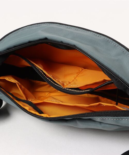 DAYTRIPPER(デイトリッパー)の「GO OUT掲載モデル【DAYTRIPPER】STAND BY BAG ボディバッグ(ボディバッグ/ウエストポーチ・レディース・ダークグレー/ブラック・ONE SIZE)」の5枚目の写真