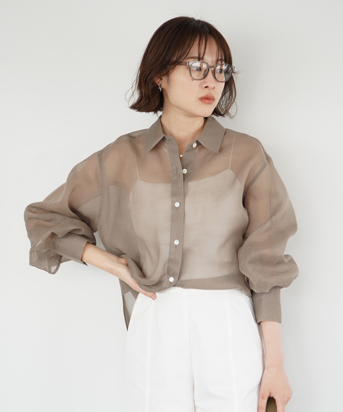 qualite(カリテ)の「ソフトオーガンジーシアーシャツ/春服/夏服/オフィスカジュアル/きれいめ(シャツ/ブラウス・レディース・ホワイト/イエロー系その他/モカ・フリー)」の2枚目の写真