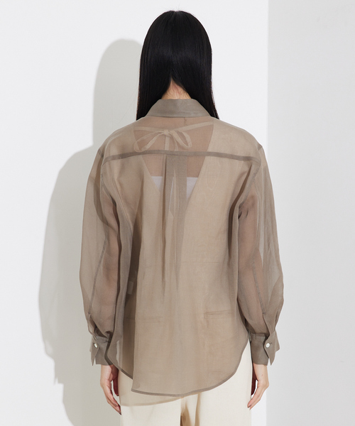 qualite(カリテ)の「ソフトオーガンジーシアーシャツ/春服/夏服/オフィスカジュアル/きれいめ(シャツ/ブラウス・レディース・ホワイト/イエロー系その他/モカ・フリー)」の11枚目の写真