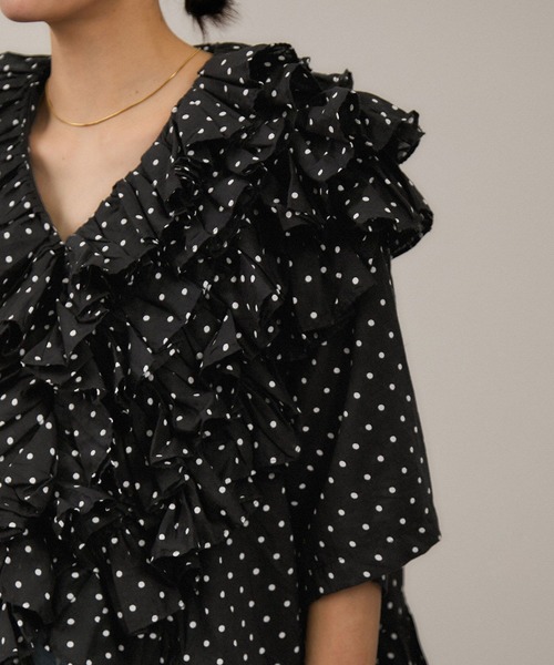 crinkle crinkle crinkle(クリンクルクリンクルクリンクル)の「【crinkle crinkle crinkle(クリンクルクリンクルクリンクル)】frill poncho blouse / フリルポンチョブラウス(シャツ/ブラウス・レディース・ブラック/ホワイト・FREE)」の8枚目の写真