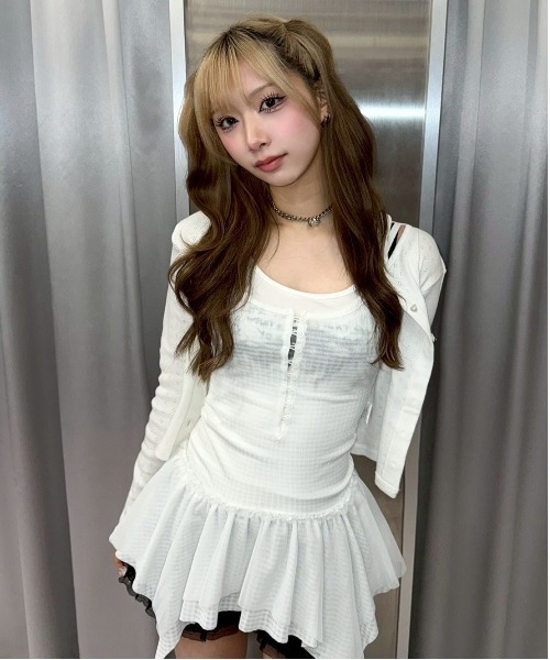 CHERRYQUIRI(チェリーキュリー)の「【CHERRYQUIRI】frill layered sleevless / 【チェリーキュリー】フリルレイヤードキャミソール(チュニック・レディース・ホワイト/ブラック・ONE SIZE)」の2枚目の写真