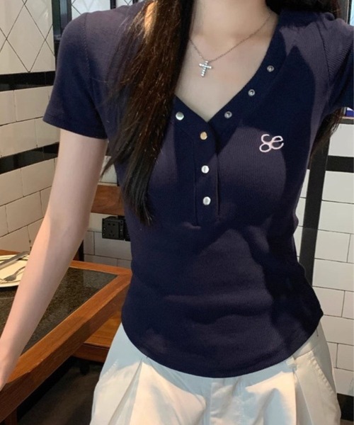 SPIGA（スピーガ）の「ｽﾀｯｽﾞ釦Vﾈｯｸ半袖ﾄｯﾌﾟｽ（Tシャツ/カットソー・レディース・ネイビー・SMALL/MEDIUM/LARGE/X-LARGE）」の3枚目の写真