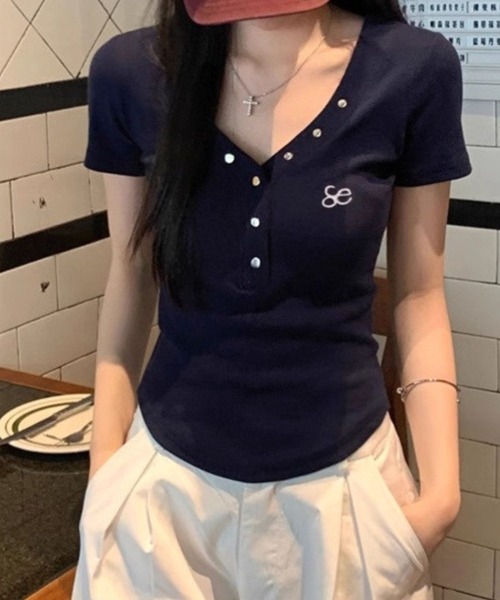 SPIGA（スピーガ）の「ｽﾀｯｽﾞ釦Vﾈｯｸ半袖ﾄｯﾌﾟｽ（Tシャツ/カットソー・レディース・ネイビー・SMALL/MEDIUM/LARGE/X-LARGE）」の4枚目の写真