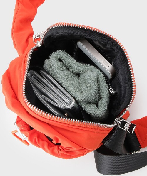 tk.TAKEO KIKUCHI（ティーケータケオキクチ）の「【パフィーシリーズ】mini miniショルダーバッグ（ショルダーバッグ・メンズ・ブラック系/ブラック/ブルー系その他2/オレンジ系その他2/ネイビー系1/グレー系その他2・00）」の8枚目の写真