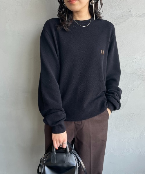 FRED PERRY（フレッドペリー）の「【WEB限定】[FRED PERRY/フレッドペリー] ワンポイントロゴ刺繍 クルーネックコットンニット（ニット/セーター・レディース・ブラック/キャメル・L/M/S）」の8枚目の写真