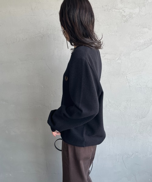 FRED PERRY（フレッドペリー）の「【WEB限定】[FRED PERRY/フレッドペリー] ワンポイントロゴ刺繍 クルーネックコットンニット（ニット/セーター・レディース・ブラック/キャメル・L/M/S）」の14枚目の写真