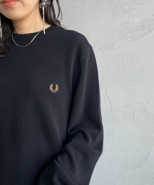 FRED PERRY（フレッドペリー）の「【WEB限定】[FRED PERRY/フレッドペリー] ワンポイントロゴ刺繍 クルーネックコットンニット（ニット/セーター・レディース・ブラック/キャメル・L/M/S）」の16枚目の写真