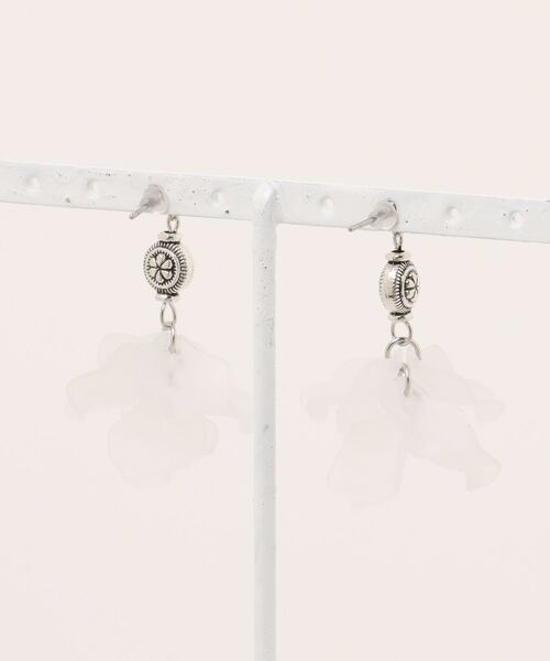 tone(トーン)の「【YM】アンティーク風ビーズ×マット花びら シルバーピアス サージカルステンレス(MA)(ピアス(両耳用)・レディース・シルバー・FREE)」の4枚目の写真