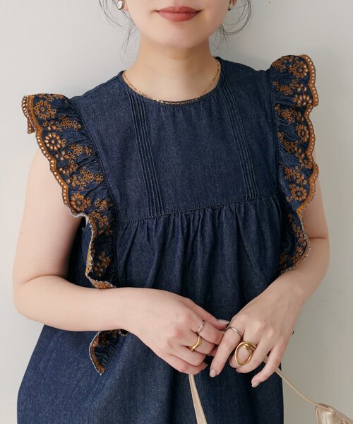 natural couture(ナチュラルクチュール)の「【WEB限定】デニム刺繍フリルブラウス(シャツ/ブラウス・レディース・ブルー/インディゴブルー/オフホワイト・FREE)」の9枚目の写真