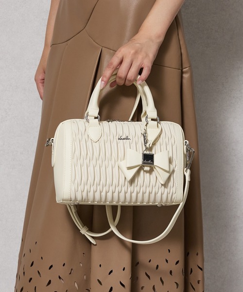 dazzlin（ダズリン）の「【dazzlin/ダズリン】リボンチャーム付 ギャザーシャーリングボストンバッグ（ボストンバッグ・レディース・アイボリー/ベージュ/ブラック・FREE）」の2枚目の写真