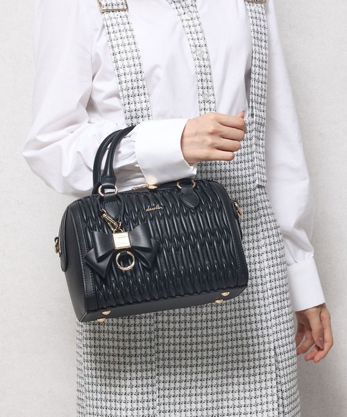 dazzlin（ダズリン）の「【dazzlin/ダズリン】リボンチャーム付 ギャザーシャーリングボストンバッグ（ボストンバッグ・レディース・アイボリー/ベージュ/ブラック・FREE）」の3枚目の写真