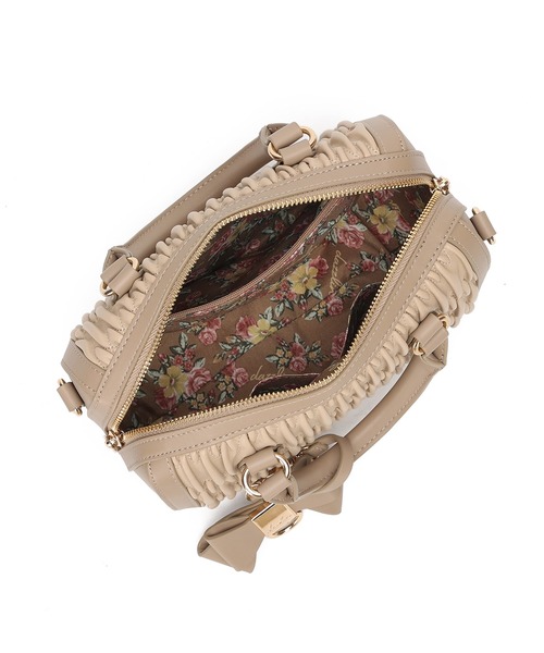 dazzlin（ダズリン）の「【dazzlin/ダズリン】リボンチャーム付 ギャザーシャーリングボストンバッグ（ボストンバッグ・レディース・アイボリー/ベージュ/ブラック・FREE）」の4枚目の写真