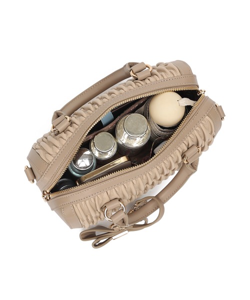 dazzlin（ダズリン）の「【dazzlin/ダズリン】リボンチャーム付 ギャザーシャーリングボストンバッグ（ボストンバッグ・レディース・アイボリー/ベージュ/ブラック・FREE）」の5枚目の写真