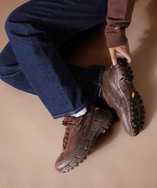 Reebok（リーボック）の「ジグ キネティカ 2.5 エッジ / ZIG KINETICA 2.5 EDGE（スニーカー・メンズ・ブラウン/ブラック/オフホワイト・23.0cm/23.5cm/24.5cm/24.0cm/25.0cm/25.5cm/26.0cm/26.5cm/27.0cm/27.5cm/28.0cm/28.5cm/29.0cm/30.0cm/22.5cm）」の3枚目の写真