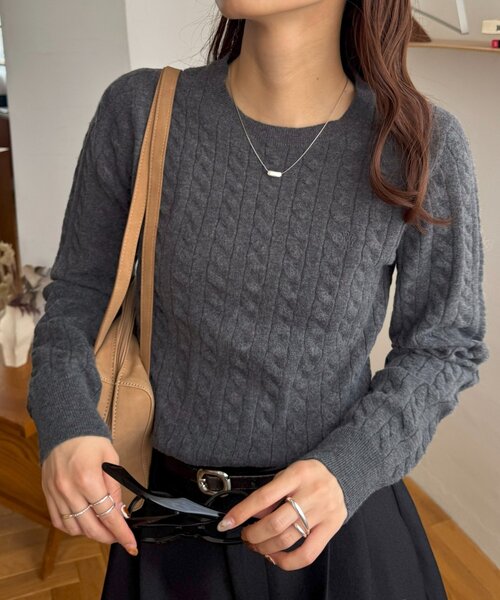 DISCOAT(ディスコート)の「【WEB限定】モチモチケーブル刺繍ロゴプルオーバー(ニット/セーター・レディース・アイボリー/チャコールグレー/レッド/ピンク/モカ/ネイビー・FREE)」の3枚目の写真