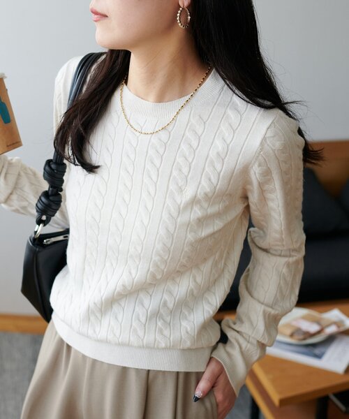 DISCOAT(ディスコート)の「【WEB限定】モチモチケーブル刺繍ロゴプルオーバー(ニット/セーター・レディース・アイボリー/チャコールグレー/レッド/ピンク/モカ/ネイビー・FREE)」の2枚目の写真
