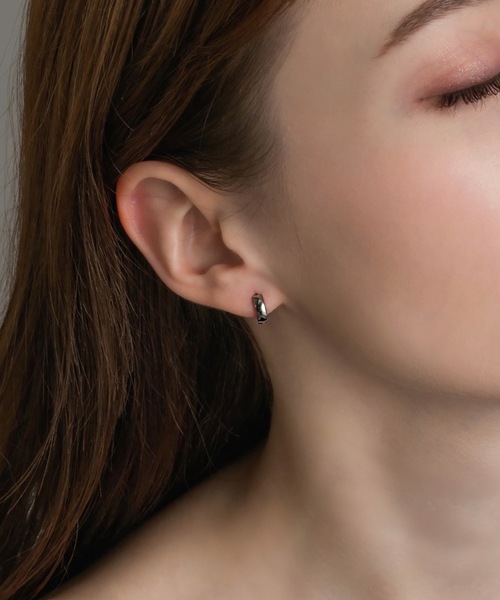 muku(ムク)の「PIERCE/MINI HOOP(ピアス(両耳用)・レディース・シルバー/ゴールド・FREE)」の5枚目の写真
