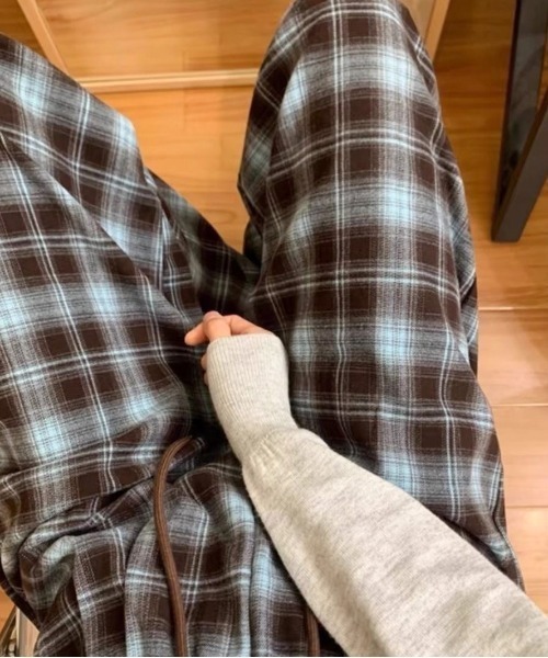 VIBGYOR（ヴィブジョー）の「チェック柄ワイドパンツ/起毛素材 ゆるストリートボトム(CZ)（その他パンツ・レディース・ブラウン/ブルー・MEDIUM/LARGE）」の6枚目の写真