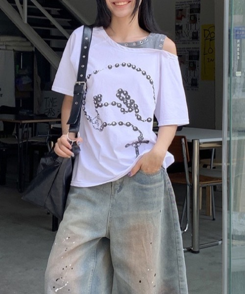 FUNdaysion(ファンデイション)の「ロザリオプリントオフショルTシャツ(Tシャツ/カットソー・レディース・ブラック/ホワイト・M)」の4枚目の写真