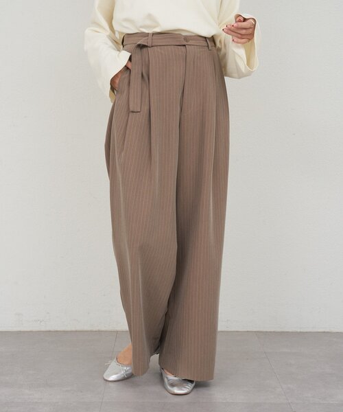 SHENERY（シーナリー）の「ダブルタックストライプワイドパンツ（その他パンツ・レディース・ベージュ/グレー・36/38）」の18枚目の写真