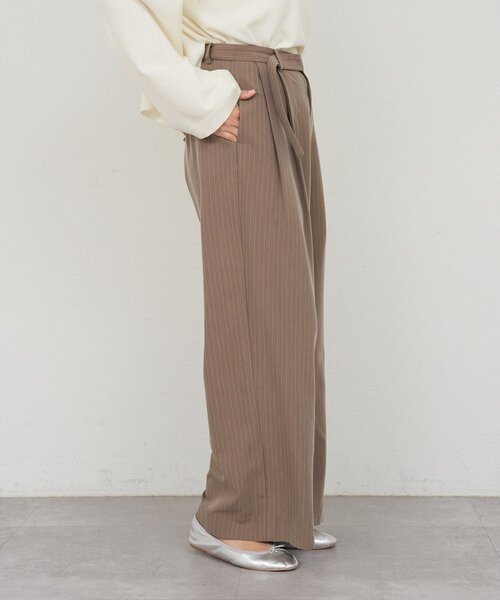 SHENERY（シーナリー）の「ダブルタックストライプワイドパンツ（その他パンツ・レディース・ベージュ/グレー・36/38）」の10枚目の写真