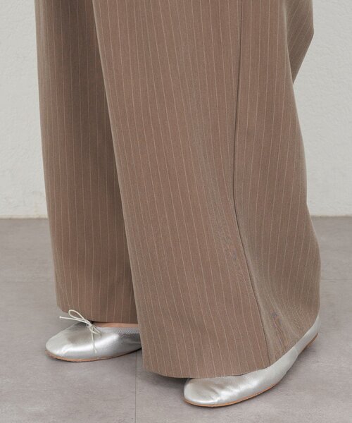 SHENERY（シーナリー）の「ダブルタックストライプワイドパンツ（その他パンツ・レディース・ベージュ/グレー・36/38）」の7枚目の写真