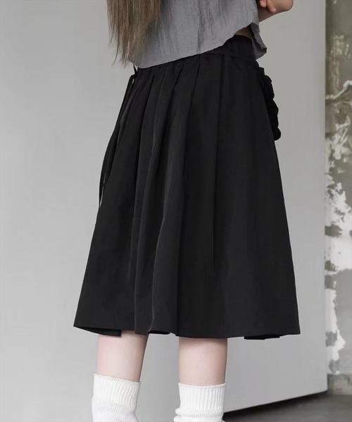 STAY MOTION（ステイモーション）の「【WEB限定】ウエストポーチ付きミドル丈プリーツスカート［韓国ファッション カジュアル］（スカート・レディース・ブラック/チャコールグレー・F）」の9枚目の写真