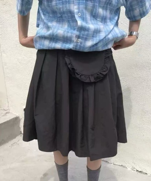 STAY MOTION（ステイモーション）の「【WEB限定】ウエストポーチ付きミドル丈プリーツスカート［韓国ファッション カジュアル］（スカート・レディース・ブラック/チャコールグレー・F）」の6枚目の写真