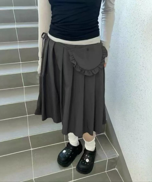 STAY MOTION（ステイモーション）の「【WEB限定】ウエストポーチ付きミドル丈プリーツスカート［韓国ファッション カジュアル］（スカート・レディース・ブラック/チャコールグレー・F）」の7枚目の写真