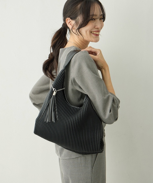 A/C DESIGN BY ALPHA CUBIC（エーシーデザインバイアルファキュービック）の「エンボストートバッグ（トートバッグ・レディース・ブラック/ベージュ・フリー）」の4枚目の写真