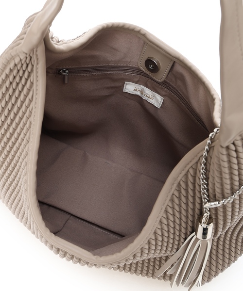 A/C DESIGN BY ALPHA CUBIC（エーシーデザインバイアルファキュービック）の「エンボストートバッグ（トートバッグ・レディース・ブラック/ベージュ・フリー）」の14枚目の写真