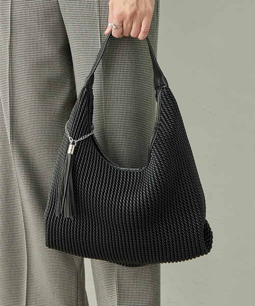 A/C DESIGN BY ALPHA CUBIC（エーシーデザインバイアルファキュービック）の「エンボストートバッグ（トートバッグ・レディース・ブラック/ベージュ・フリー）」の2枚目の写真