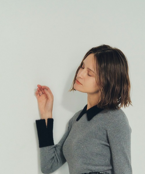 YECCA VECCA（イェッカヴェッカ）の「フェザー襟スパンコールニット（ニット/セーター・レディース・アイボリー/グレー・FREE）」の4枚目の写真