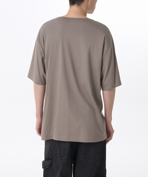 MUSINSA STANDARD（ムシンサスタンダード）の「リラックスドCRワイドスクープネックTシャツ[トープ]（Tシャツ/カットソー・メンズ・その他・SMALL/MEDIUM/LARGE/X-LARGE/XX-LARGE/XXX-LARGE）」の2枚目の写真