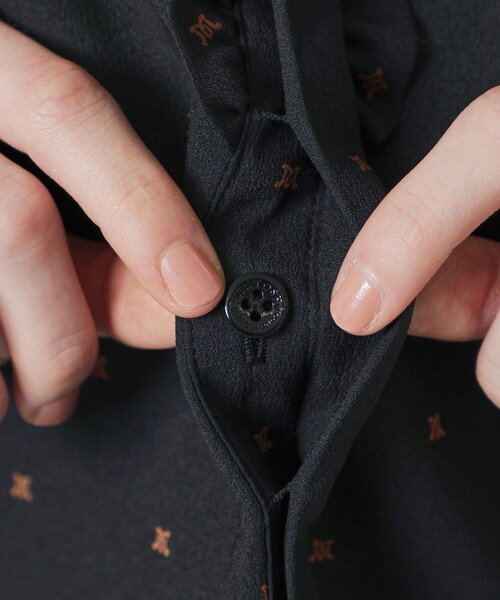 MACKINTOSH LONDON（マッキントッシュ ロンドン）の「Ｍドットプリントブラウス（シャツ/ブラウス・レディース・ベージュ/ブラック・38/40）」の9枚目の写真