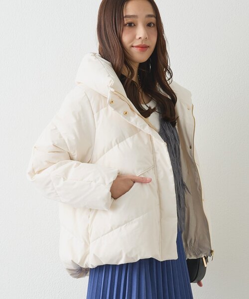un dix cors(アンディコール)の「《軽くて着やすい》ストレッチカシュネックピュアダウン(ダウンジャケット/コート・レディース・アイボリー/ブラック/グレイッシュベージュ・FREE)」の1枚目の写真