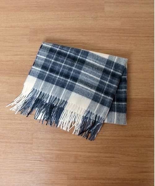 SHIPS（シップス）の「JOHN SCOTT:チェックストール◇（ストール/ショール・レディース・グレー/ワイン/グリーン/グレー系その他/ブラウン/キャメル/レッド/オフホワイト/ブルー/レッド系その他/ベージュ系その他/ネイビー/ダークブルー/ライトブルー/アイボリー・ONE SIZE）」の4枚目の写真