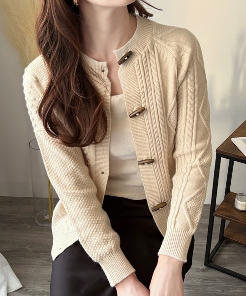Amulet(アミュレット)の「やさしい雰囲気をまとう大人の羽織り◎ トグルボタンナチュラルカーディガン(カーディガン/ボレロ・レディース・ブラウン/アイボリー・FREE)」の2枚目の写真