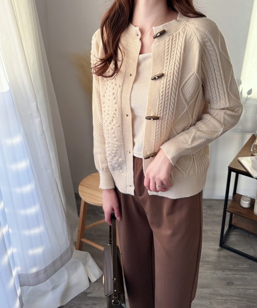 Amulet(アミュレット)の「やさしい雰囲気をまとう大人の羽織り◎ トグルボタンナチュラルカーディガン(カーディガン/ボレロ・レディース・ブラウン/アイボリー・FREE)」の4枚目の写真